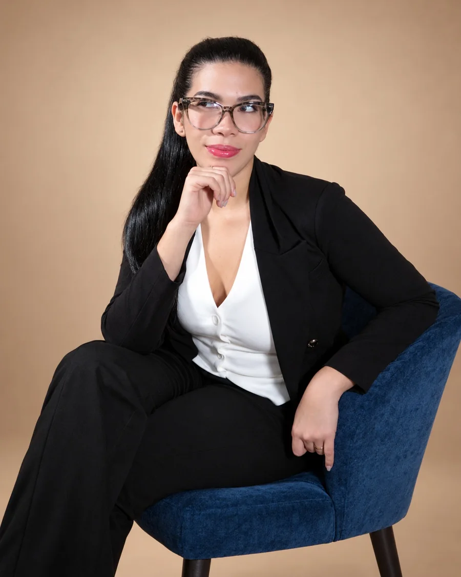 Deyaneira Cintrón sentada en su estudio